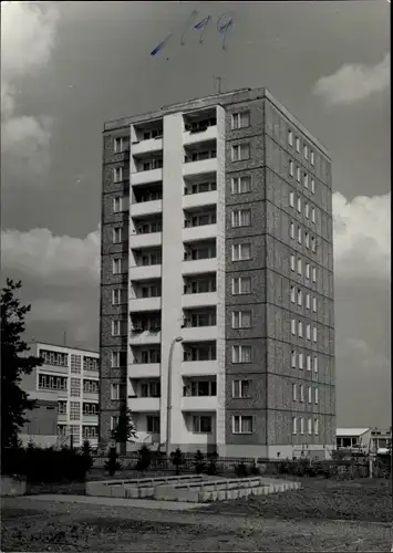 Foto Ak Hermsdorf im Erzgebirge, Hochhaus an der Erich-Weinert-Straße