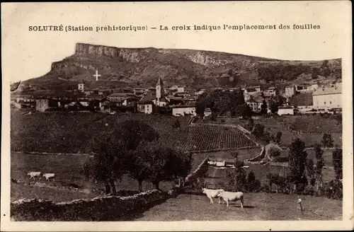 Ak Solutré Pouilly Saône et Loire, Das Kreuz zeigt den Ort der Ausgrabungen an, Panorama