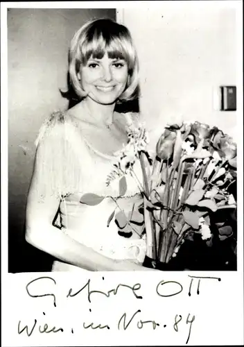 Foto Ak Schauspielerin G. Ott, Portrait mit Blumenstrauss, Autogramm