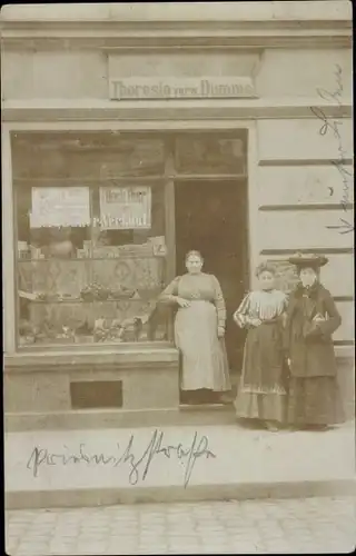 Foto Ak Dresden Neustadt, Handlung in der Priesnitzstraße, Frauen, Schaufenster