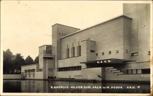 Ak Hilversum Nordholland Niederlande, Raadhuis, Arch W. M. Dudok