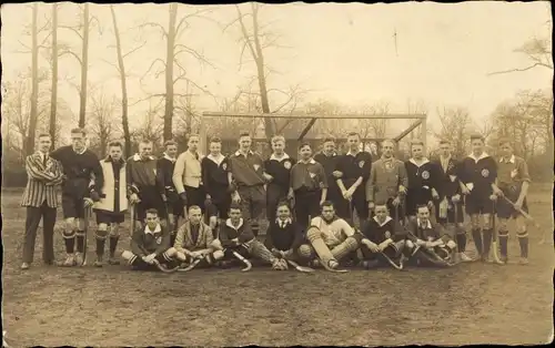 Foto Ak Hockeymannschaft mit Schlägern, Gruppenaufnahme