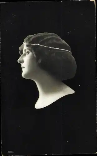 Ak Portrait einer Frau mit Perlenkette im Haar