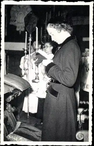 Ak Prinzessin Josephine Charlotte, Adel Belgien, Portrait, Profilansicht, in der Kirche