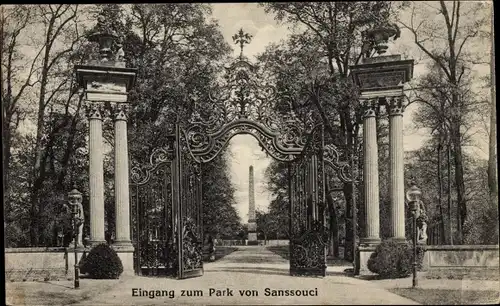 Ak Potsdam, Schloss Sanssouci, Eingang am Park, Metalltor, Säulenpodeste, Figuren