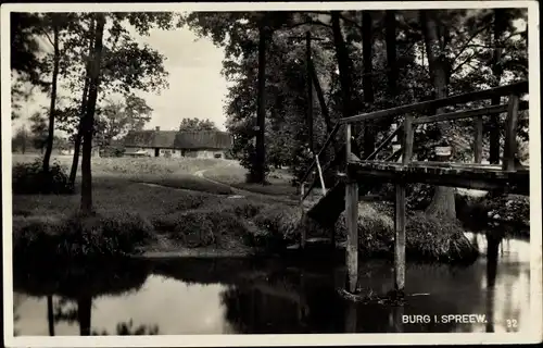 Ak Burg im Spreewald, Brücke über einen Fluss, Blick zu einem Bauernhof