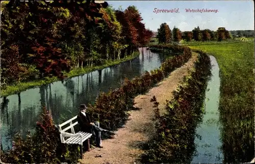 Ak Lübbenau im Spreewald, Wasserstraße, Wotschofskaweg, Mann auf einer Bank sitzend