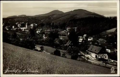 Ak Jonsdorf im Zittauer Gebirge in Sachsen, An der Kirche, Ortsansicht mit Lausche und Buchberg