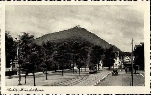 Ak Görlitz in der Lausitz, Straßenpartie mit Bahn und Auto, Blick auf die Landeskrone