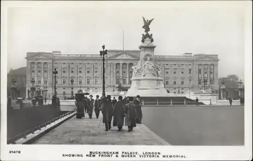 Ak City of Westminster London England, Buckingham Palace, Showing new Front Queen Victoria Memorial