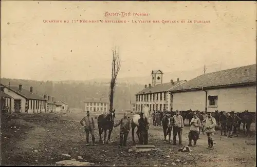 Ak Saint Dié des Vosges, Straßenpartie, Soldaten