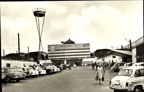 Ak Halle an der Saale, Hauptbahnhof, Autos, Reisende, Bahnhofsvorplatz