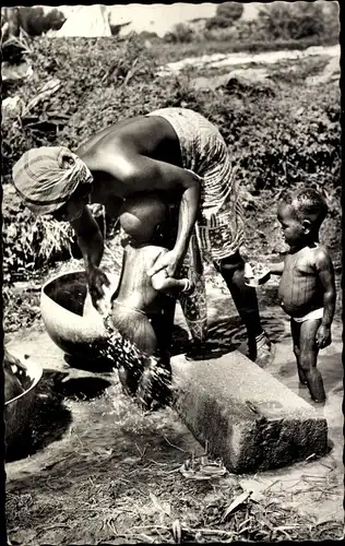 Ak Dorf in Afrika, Afrikanerin wäscht ihre Kinder