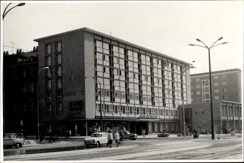 Foto Ak Karl Marx Stadt Chemnitz in Sachsen, Hotel Moskau, Straßenpartie