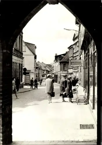 Ak Parchim in Mecklenburg, Blick durch Torbogen auf Straße des Friedens, Möbelgeschäft