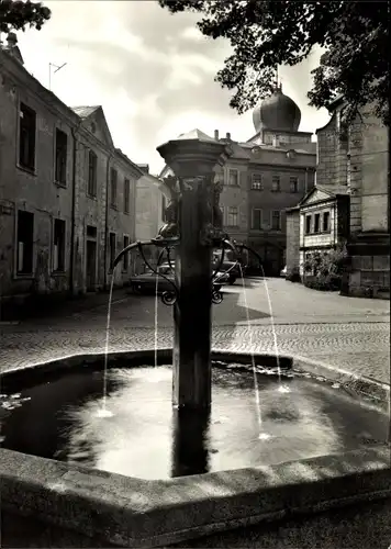 Ak Greiz im Vogtland, Unteres Schloss mit Brunnen