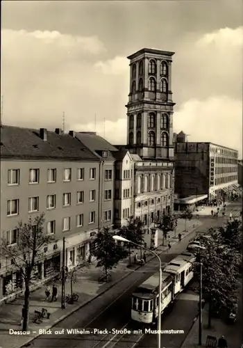 Ak Dessau in Sachsen Anhalt, Wilhelm-Pieck-Straße, Museumsturm, Straßenbahn