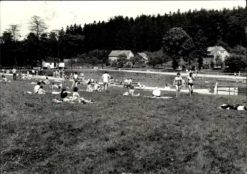 Ak Bahra Langenhennersdorf Bad Gottleuba-Berggießhübel in Sachsen, Im Bad, Freibad