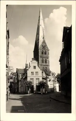 Foto Ak Lübeck, Straßenpartie, Kirche, Wäscherei