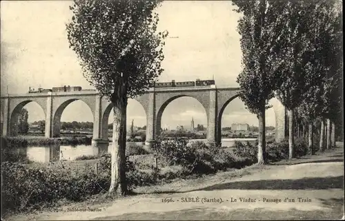 Ak Sablé Sarthe, Das Viadukt, Durchfahrt eines Zuges