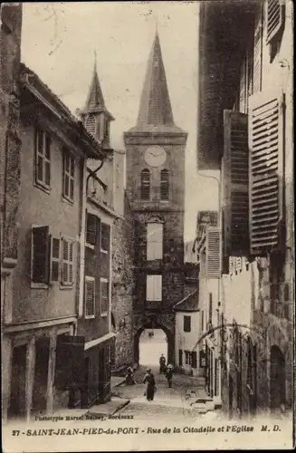 Ak Saint Jean Pied de Port Pyrénées Atlantiques, Rue de la Citdalle und die Kirche