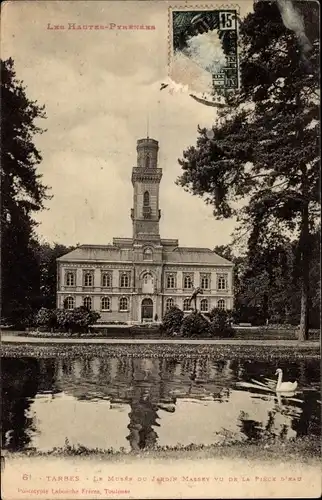 Ak Tarbes Hautes Pyrénées, Le Musee du Jardin Massey vu de la Piece d'Eau