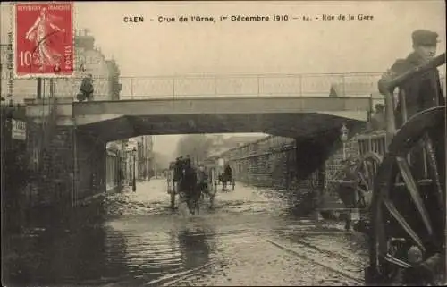 Postkarte Caen Calvados, Überschwemmung der Orne 1910, Rue de la Gare