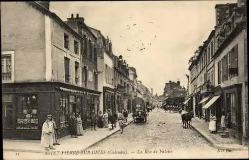 Ak Saint Pierre sur Dives Calvados, La Rue de Falaise