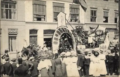 Ak Den Helder Nordholland Niederlande, Festwagen, Straßenfest, Besucher