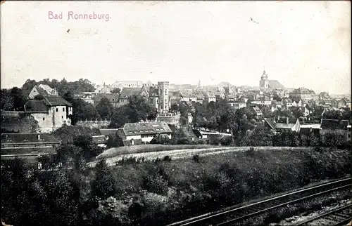 Ak Ronneburg in Thüringen, Gesamtansicht, Bahnschienen