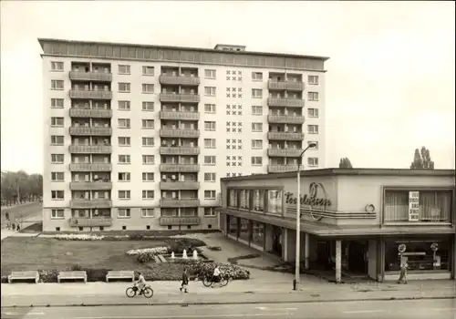 Ak Halle an der Saale, Paul Suhr Straße mit Hochhaus