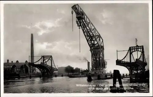 Ak Wilhelmshaven in Niedersachsen, Der größte Schwimmkran der Welt fährt durch die größte Drehbrücke