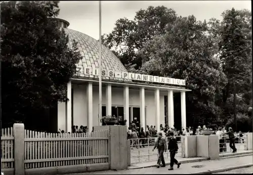 Ak Jena in Thüringen, Zeiss Planetarium, Passanten