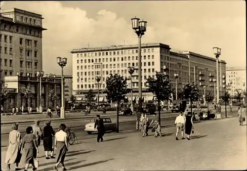 Ak Berlin Friedrichshain, Stalinallee mit Cafe