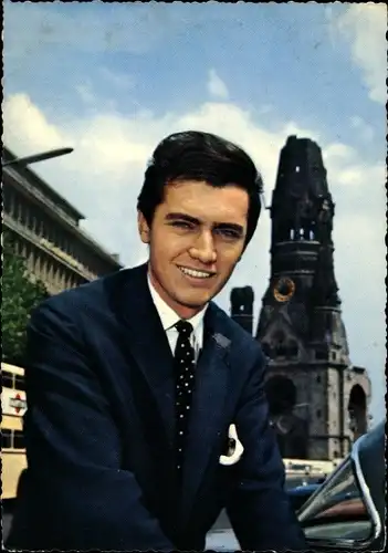 Ak Schauspieler und Musiker Rex Gildo, vor der Gedächtniskirche in Berlin