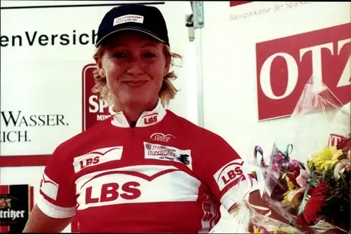 Foto Ak Radrennfahrerin Monica Valen, Thüringen Rundfahrt 2001 in Schleiz, LBS Trikot