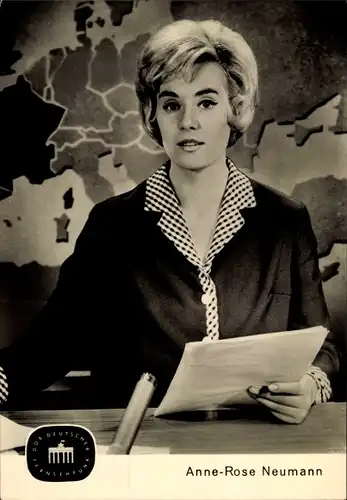 Ak Nachrichtensprecherin Anne Rose Neumann, Mikrofon, DDR Deutscher Fernsehfunk