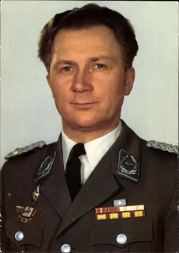 Ak Kosmonaut Sigmund Jähn, erster Fliegerkosmonaut der DDR, Portrait