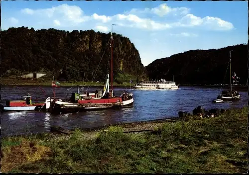 Ak Sankt Goarshausen am Rhein, Loreley, Flusspartie, Boote, Binnenschiff