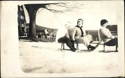 Foto Ak Braunlage im Oberharz, Frauen auf Schlitten, Winter