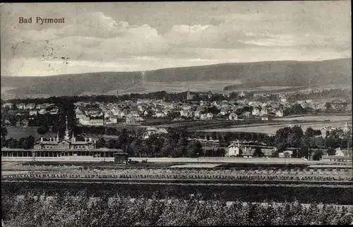 Ak Bad Pyrmont in Niedersachsen, Panorama mit Bahnhof