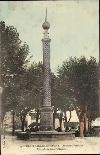 Ak Villefranche sur Saône Rhône, Alter Brunnen, Place de la Sous-Präfektur