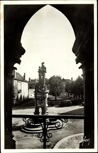 Ak Autin Saône-et-Loire, Place St.-Lazare und der Brunnen