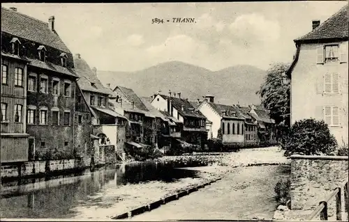 Ak Thann Elsass Haut Rhin, Ortsansicht, Fluss, Wohnhäuser