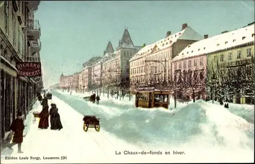 Ak La Chaux de Fonds Kanton Neuenburg, Ortsansicht im Winter, Schlitten, Straßenbahn
