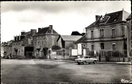 Ak Les Aubiers Deux Sèvres, Place de la Mairie