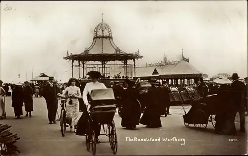 Foto Ak Worthing West Sussex England, Musikpavillon, Frau mit Kinderwagen