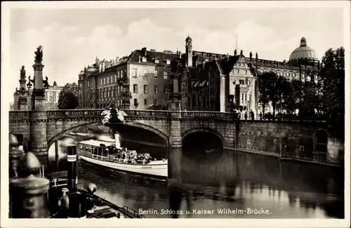 Ak Berlin Mitte, Schloss und Kaiser-Wilhelm-Brücke