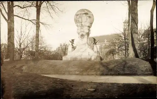 Foto Ak Nord, Denkmal, Im Hintergrund das College, April 1917