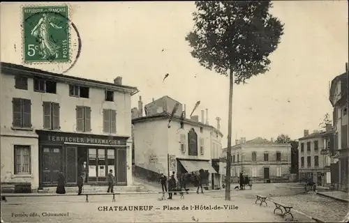 Ak Châteauneuf-sur-Cher, Place de l&#39;Hotel de Ville, Terracher-Apotheke